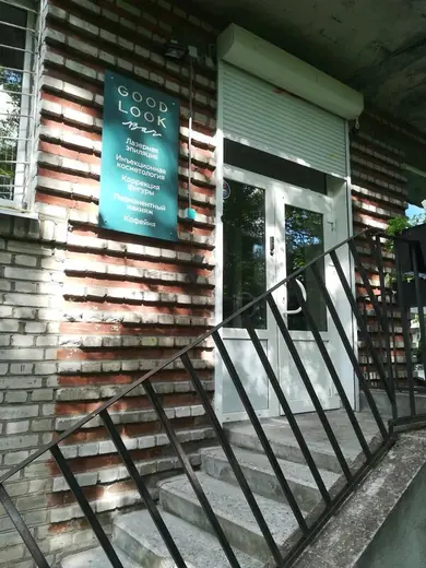 Кирпичный фасад здания с вывеской салона
