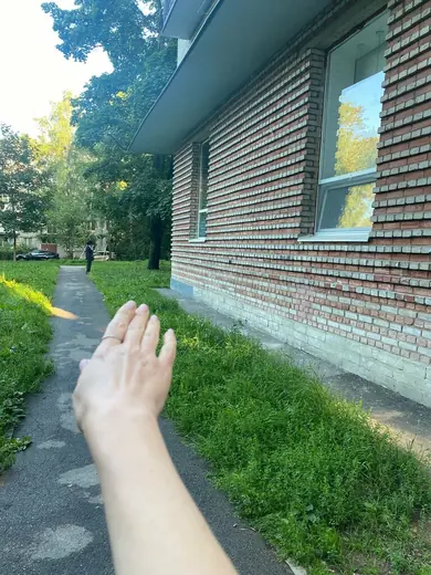Дорожка вдоль кирпичного здания