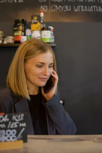 Сотрудница разговаривает по телефону